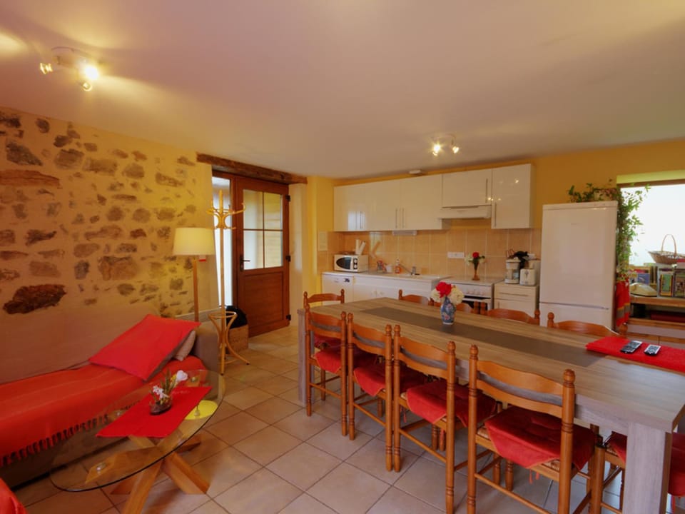 Gîte calme avec vue, animaux bienvenus, draps et ménage inclus ! - FR-1-496-17 House in Auvergne-Rhône-Alpes