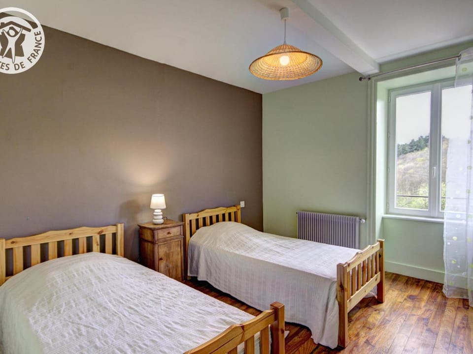 Maison familiale chaleureuse pour 12 pers. avec jardin dans le Forez - FR-1-496-18 House in Auvergne-Rhône-Alpes