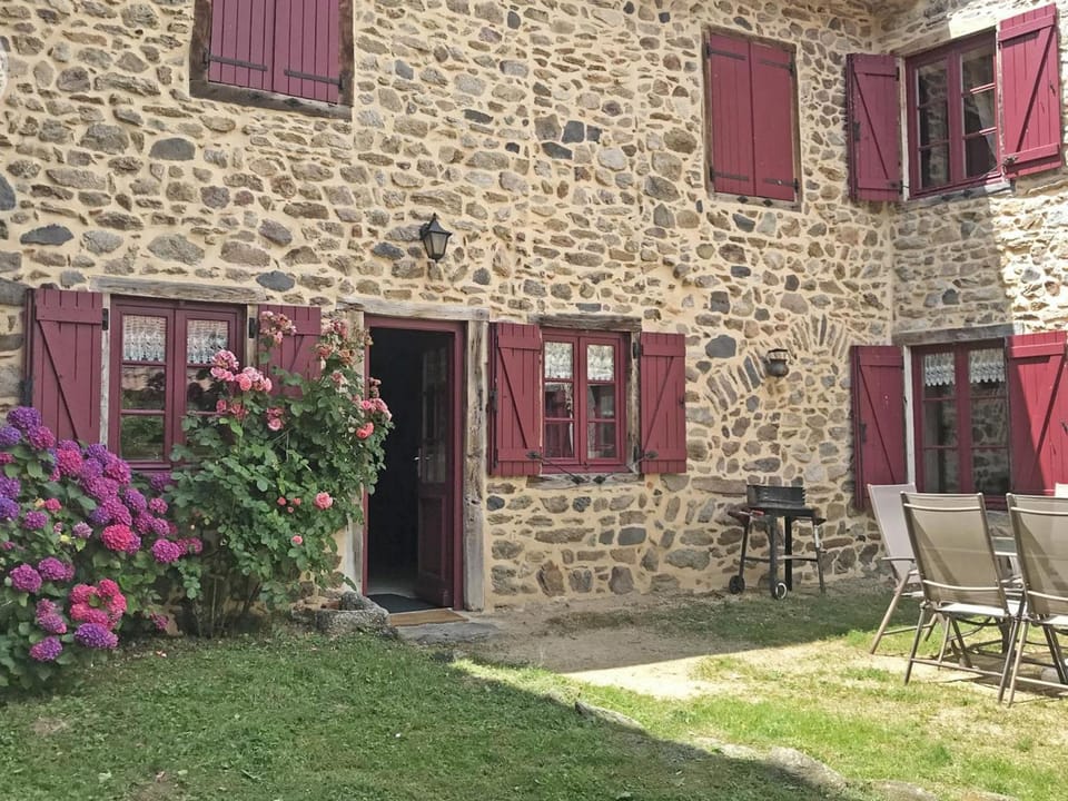 Gîte en Pierre Rest. avec Cheminée et Jardin, Parc Livradois-Forez - FR-1-496-19 House in Auvergne-Rhône-Alpes