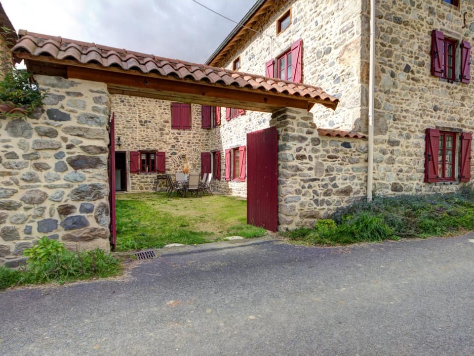Gîte en Pierre Rest. avec Cheminée et Jardin, Parc Livradois-Forez - FR-1-496-19 House in Auvergne-Rhône-Alpes