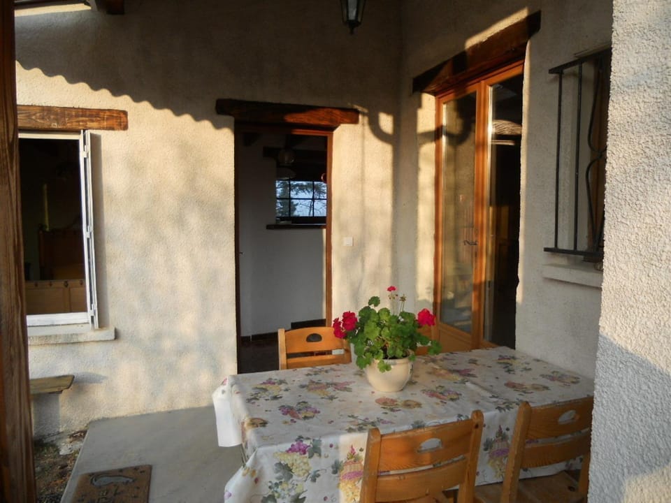 Gîte familial à Saint-Haon-le-Châtel avec piscine et animaux admis - FR-1-496-21 House in Auvergne-Rhône-Alpes