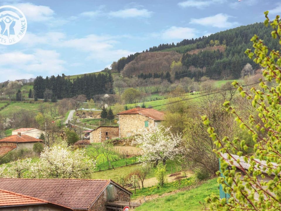 Gîte familial en montagne avec confort et jardin privé - FR-1-496-22 House in Auvergne-Rhône-Alpes
