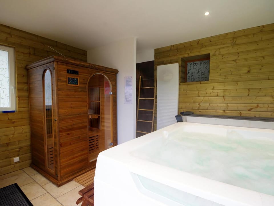 Gîte chaleureux avec spa et sauna, animaux admis - FR-1-496-23 Apartment in Auvergne-Rhône-Alpes