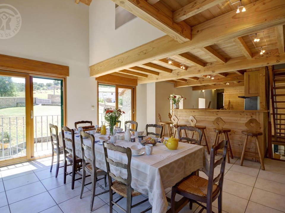 Gîte spacieux avec piscine privée, animaux acceptés - FR-1-496-25 House in Auvergne-Rhône-Alpes