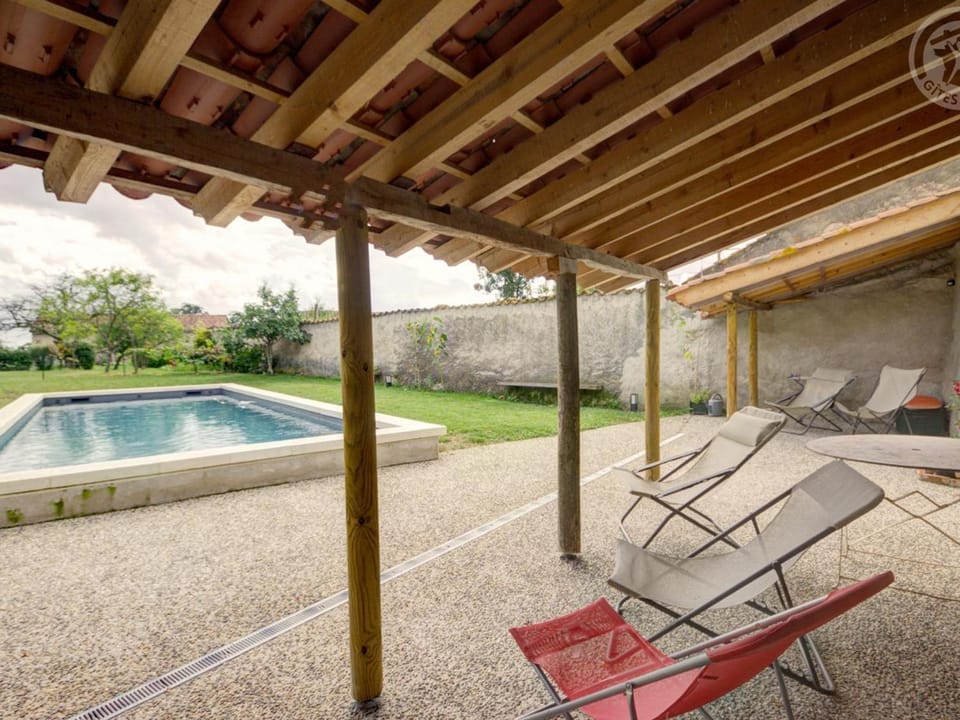 Gîte de charme avec piscine, Wi-Fi et animaux acceptés - FR-1-496-26 House in Auvergne-Rhône-Alpes