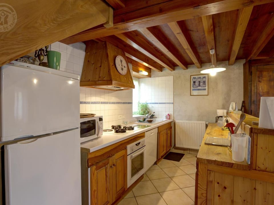 Gîte chaleureux dans parc naturel avec animaux admis et confort moderne - FR-1-496-28 House in Auvergne-Rhône-Alpes