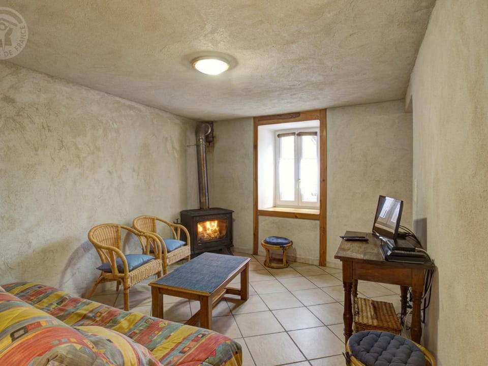 Gîte chaleureux dans parc naturel avec animaux admis et confort moderne - FR-1-496-28 House in Auvergne-Rhône-Alpes