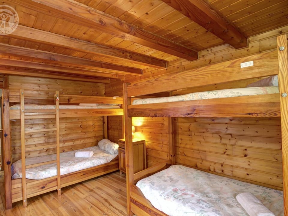 Gîte chaleureux dans parc naturel avec animaux admis et confort moderne - FR-1-496-28 House in Auvergne-Rhône-Alpes