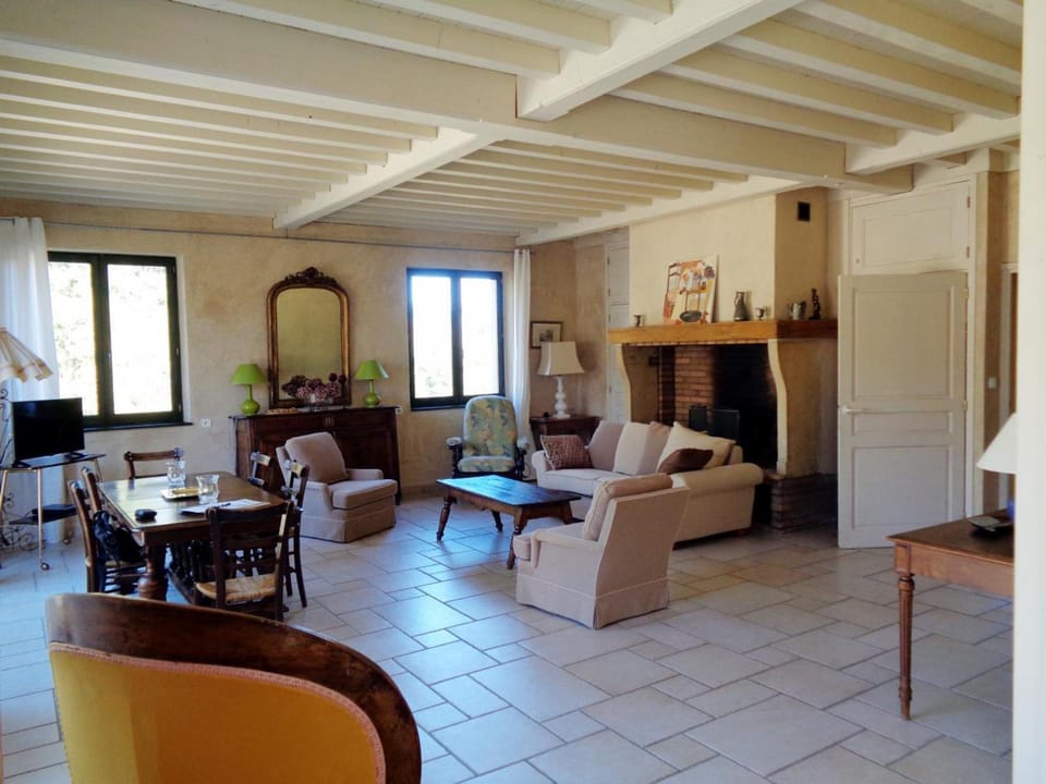 Gîte spacieux avec cheminée et animaux admis - FR-1-496-31 House in Auvergne-Rhône-Alpes