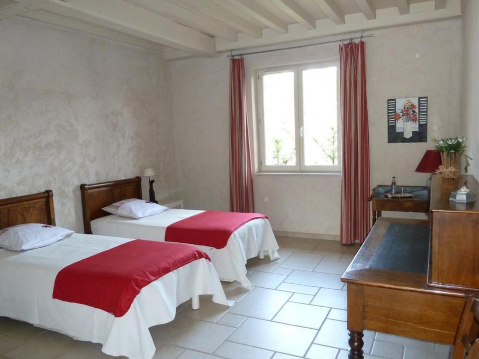 Gîte spacieux avec cheminée et animaux admis - FR-1-496-31 House in Auvergne-Rhône-Alpes