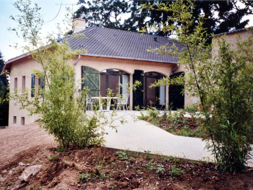 Gîte spacieux avec cheminée et animaux admis - FR-1-496-31 House in Auvergne-Rhône-Alpes