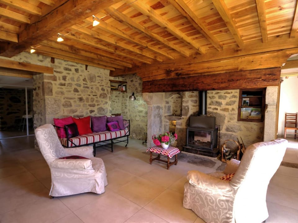 Gîte La Liesse avec 4 chambres, cheminée, jardin et animaux acceptés - FR-1-496-44 House in Auvergne-Rhône-Alpes