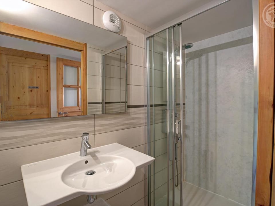 Gîte La Liesse avec 4 chambres, cheminée, jardin et animaux acceptés - FR-1-496-44 House in Auvergne-Rhône-Alpes