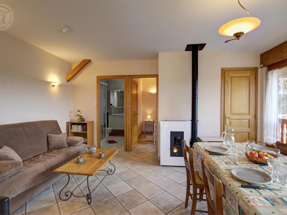 Gîte Les Myrtilles : Confort et Sérénité, Animaux Bienvenus, Jardin Commun - FR-1-496-45 House in Auvergne-Rhône-Alpes