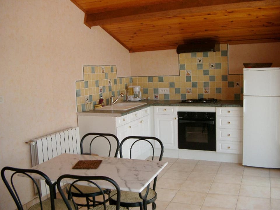 Gîte Le Paradisier: Espace Intime pour 2, Animaux Acceptés, Terrasse - FR-1-496-47 Apartment in Auvergne-Rhône-Alpes