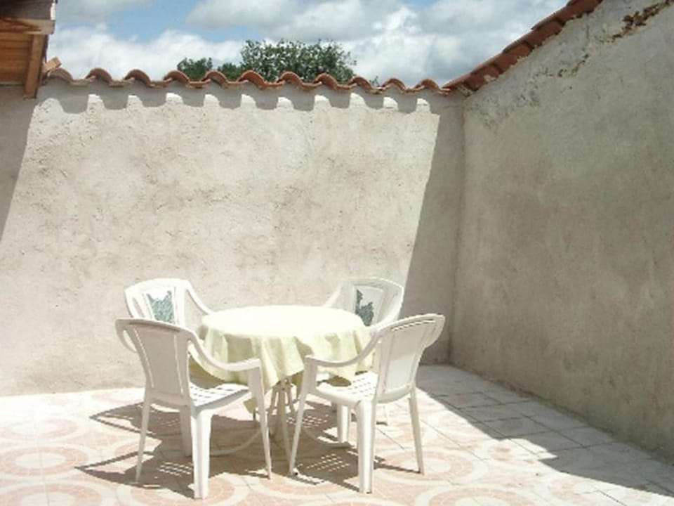 Gîte Le Paradisier: Espace Intime pour 2, Animaux Acceptés, Terrasse - FR-1-496-47 Apartment in Auvergne-Rhône-Alpes