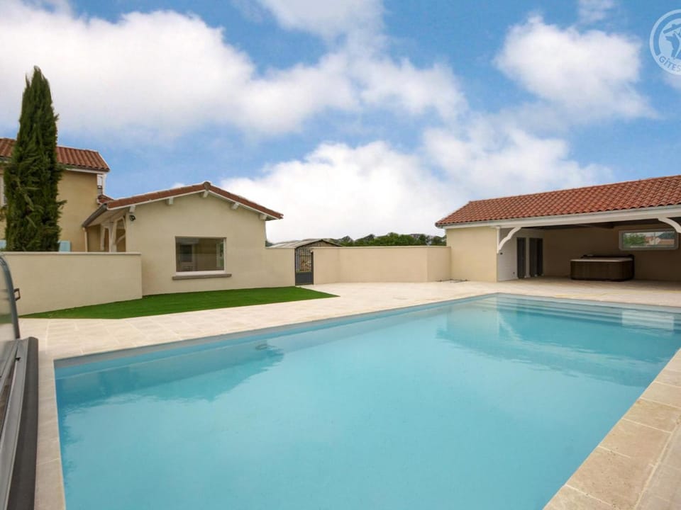 Maison spacieuse avec piscine chauffée, 4 chambres à Chalain-le-Comtal - FR-1-496-48 House in Auvergne-Rhône-Alpes