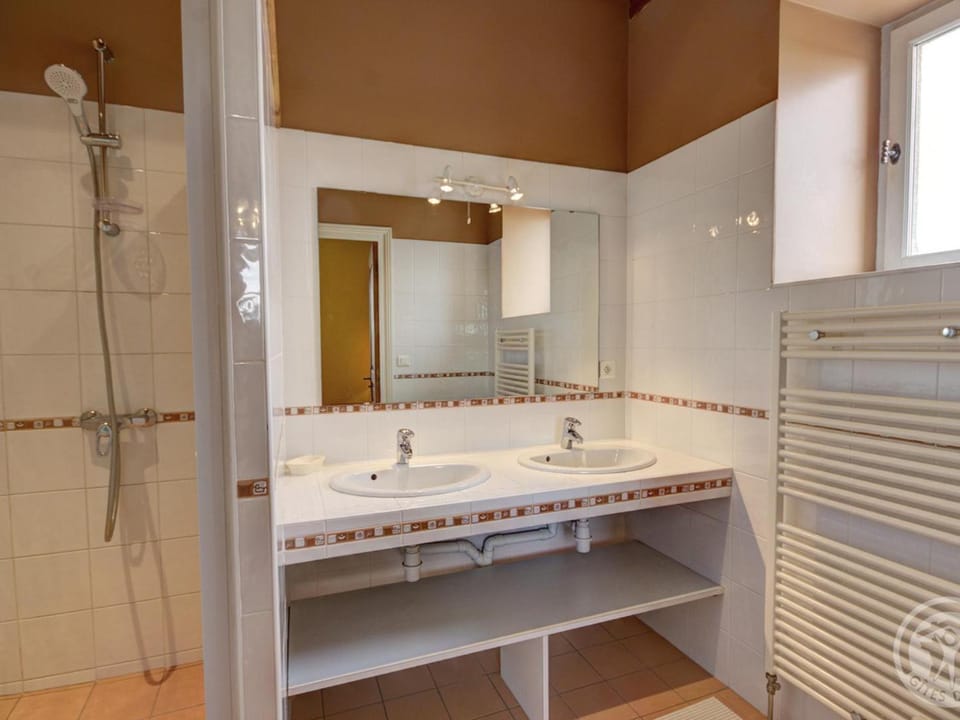 Maison spacieuse avec piscine chauffée, 4 chambres à Chalain-le-Comtal - FR-1-496-48 House in Auvergne-Rhône-Alpes
