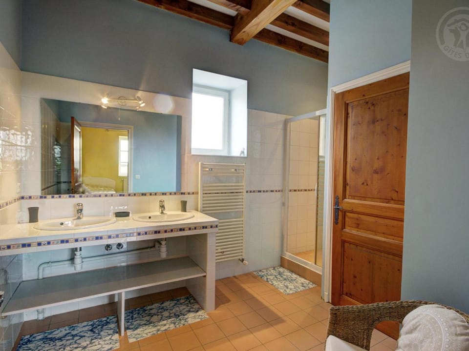 Maison spacieuse avec piscine chauffée, 4 chambres à Chalain-le-Comtal - FR-1-496-48 House in Auvergne-Rhône-Alpes