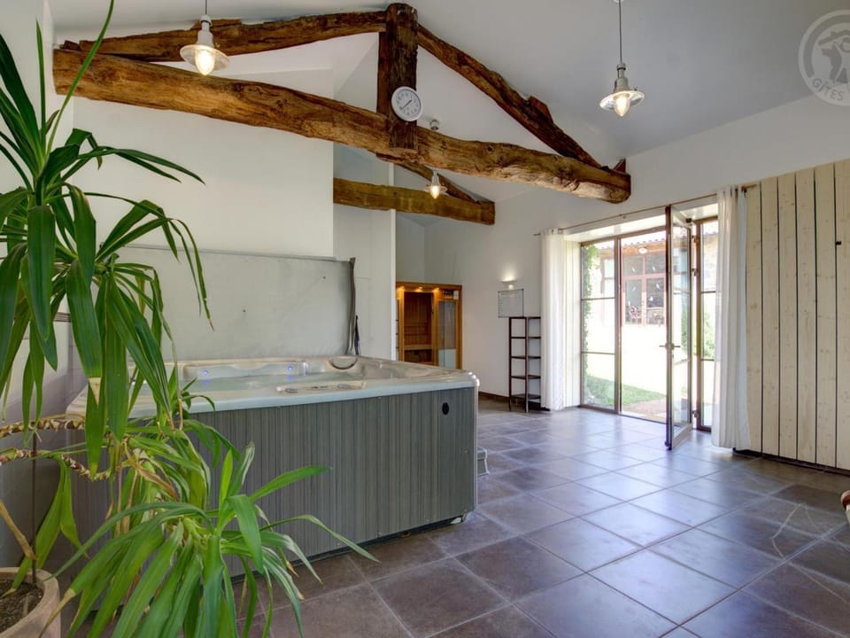 Gîte spacieux en campagne avec jacuzzi, sauna et jeux extérieurs - FR-1-496-52 House in Auvergne-Rhône-Alpes