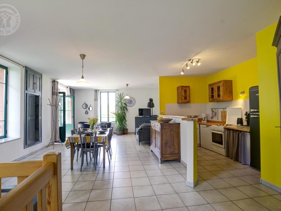 Gîte spacieux en campagne avec jacuzzi, sauna et jeux extérieurs - FR-1-496-52 House in Auvergne-Rhône-Alpes