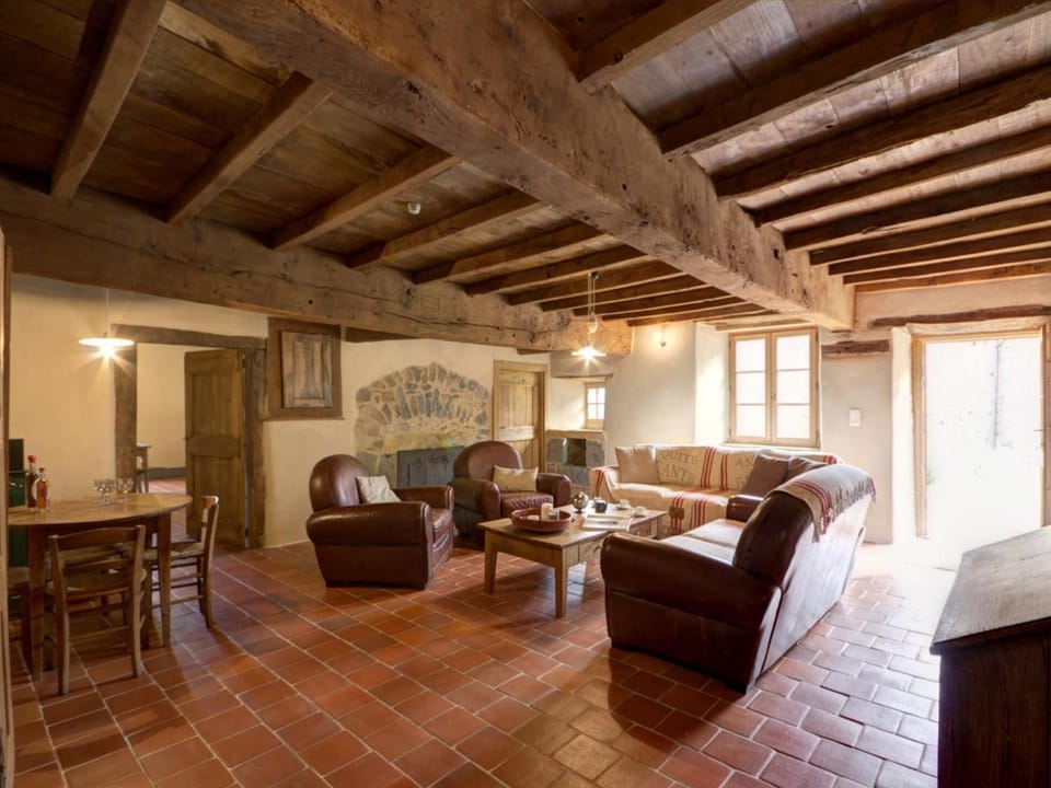 Gîte authentique 12 pers avec terrasse en campagne - FR-1-496-54 House in Auvergne-Rhône-Alpes