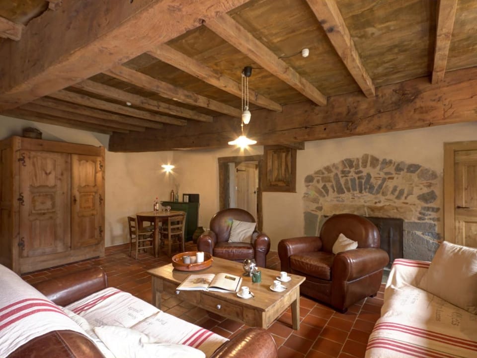 Gîte authentique 12 pers avec terrasse en campagne - FR-1-496-54 House in Auvergne-Rhône-Alpes