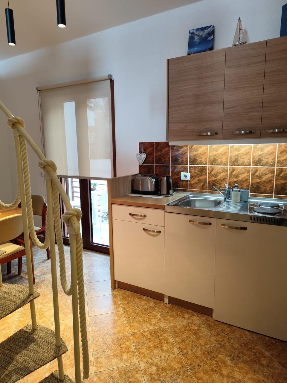 Kitchen or kitchenette, Dining area