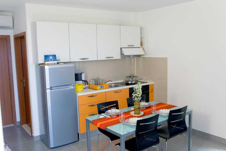 Kitchen or kitchenette, Dining area, pet friendly, stove