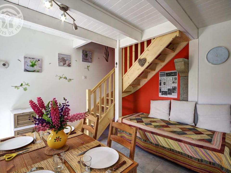 Charmant gîte en pierres avec terrasse et barbecue, idéal pour 4 pers., animaux admis - FR-1-496-59 Apartment in Auvergne-Rhône-Alpes