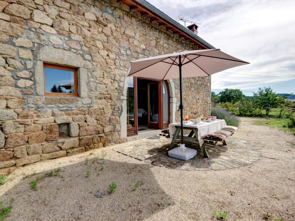 Gîte rustique 6 pers avec cheminée et grand jardin, animaux acceptés - FR-1-496-61 House in Auvergne-Rhône-Alpes