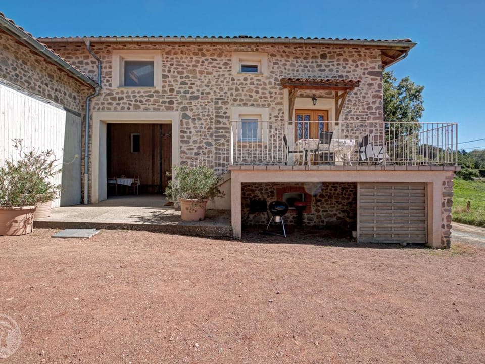 Grand Gîte 6 Chambres avec Cheminée, Animaux Acceptés, Campagne Lyon-Roanne - FR-1-496-65 House in Auvergne-Rhône-Alpes