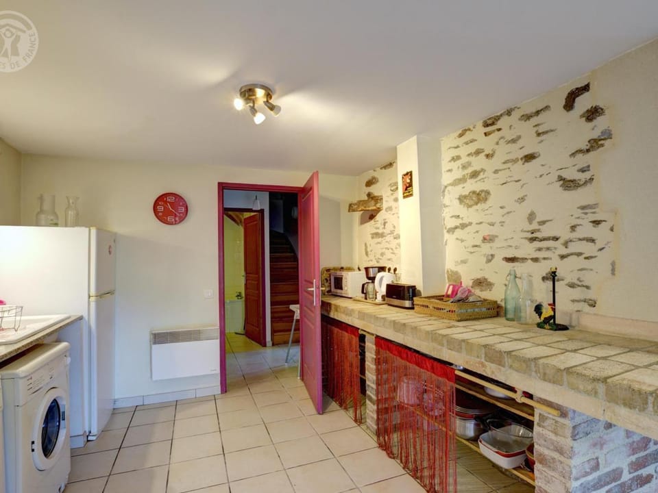 Gîte 13 pers. avec patio, proximité Parc du Pilat, animaux admis, parking - FR-1-496-72 House in Auvergne-Rhône-Alpes