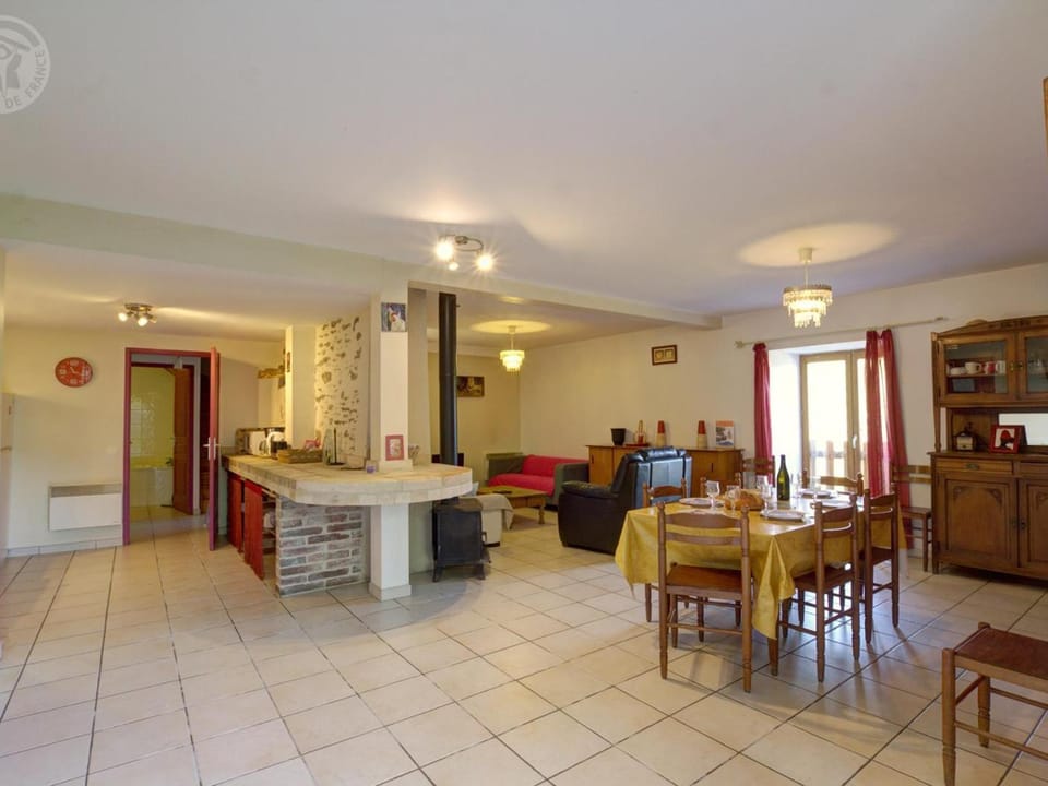 Gîte 13 pers. avec patio, proximité Parc du Pilat, animaux admis, parking - FR-1-496-72 House in Auvergne-Rhône-Alpes