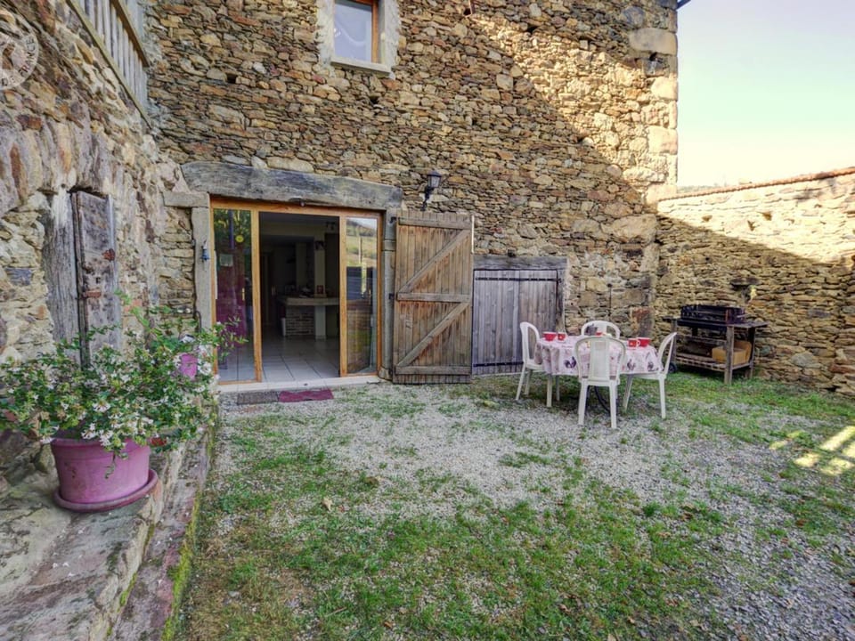 Gîte 13 pers. avec patio, proximité Parc du Pilat, animaux admis, parking - FR-1-496-72 House in Auvergne-Rhône-Alpes