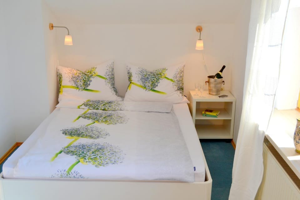 Bed, Photo of the whole room, Decorative detail