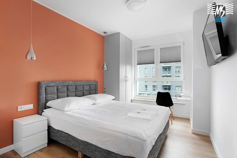 Bed, TV and multimedia, Photo of the whole room, Bedroom