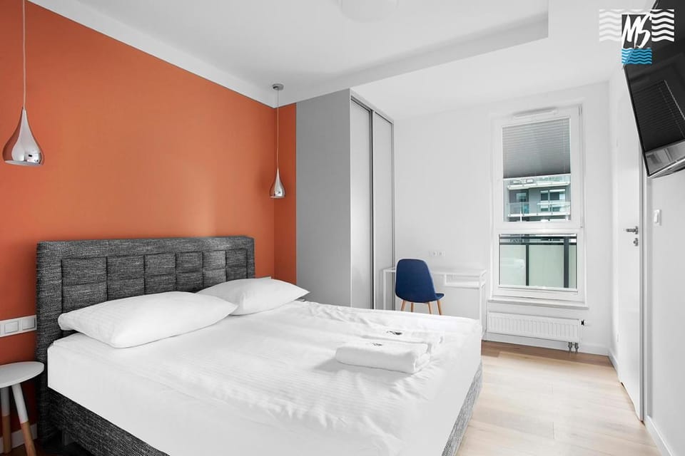 Bed, TV and multimedia, Bedroom, wardrobe