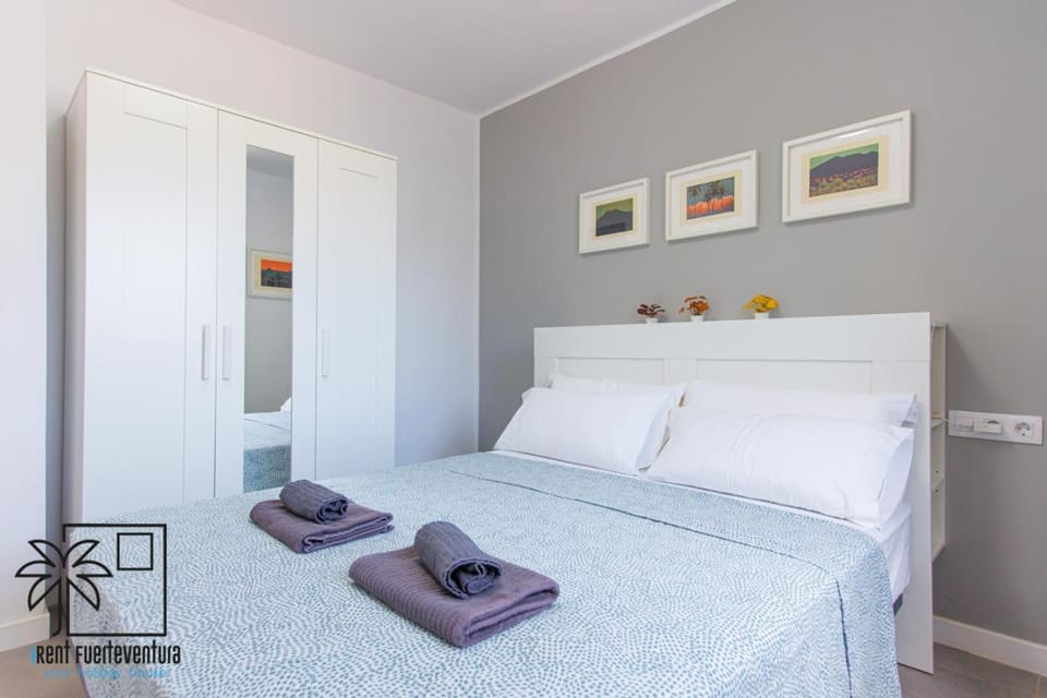 Bed, Bedroom, internet, safe, towels, wardrobe