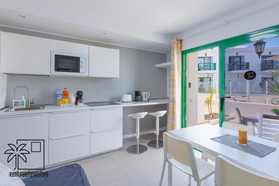 Coffee/tea facilities, Kitchen or kitchenette, Dining area, microwave, stove, toaster