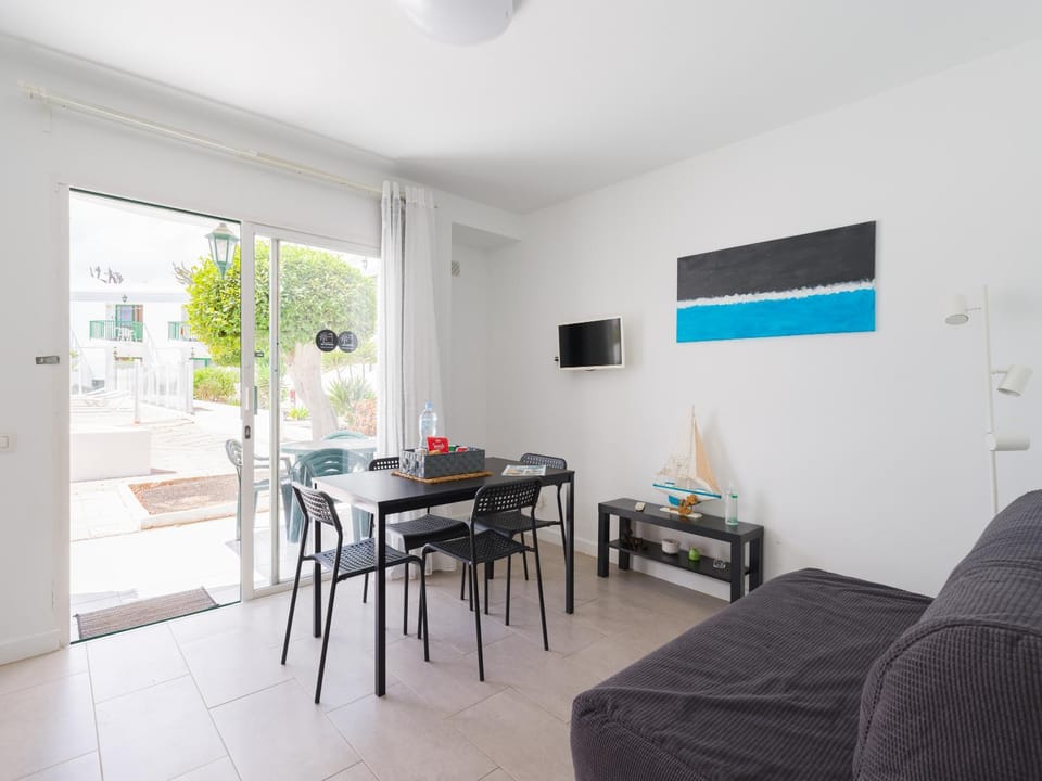 TV and multimedia, Living room, Dining area, Pool view