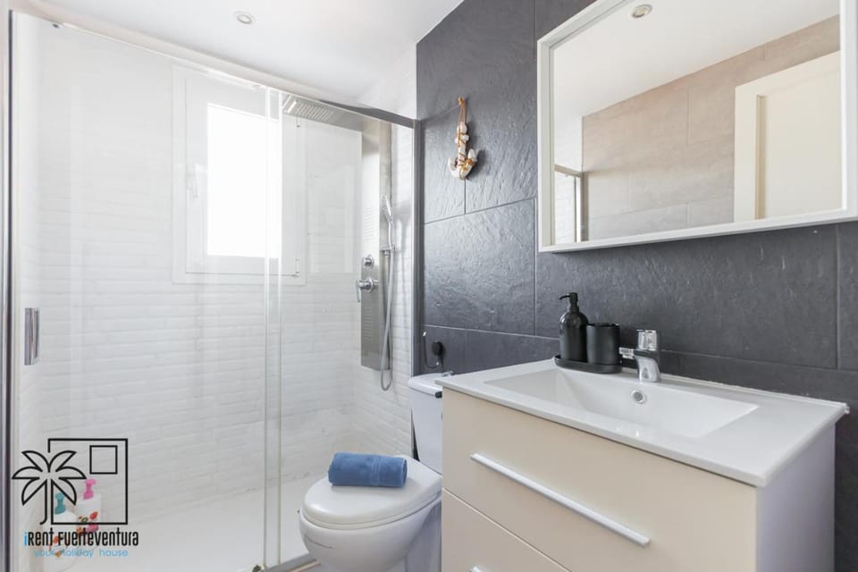 Shower, Bathroom, hair dryier, towels