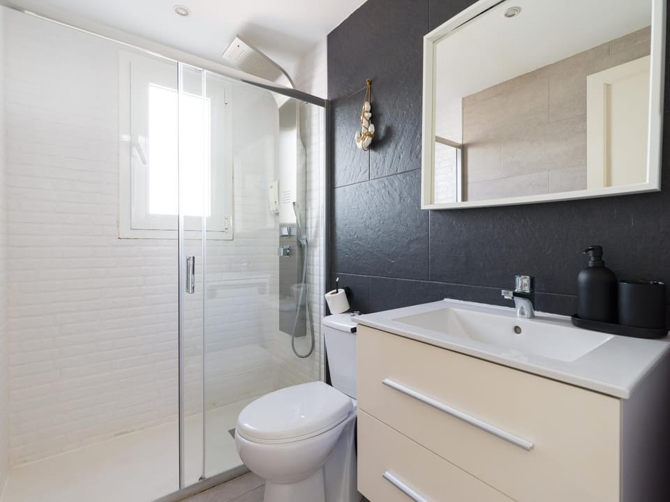 Shower, Toilet, Bathroom, heating, towels