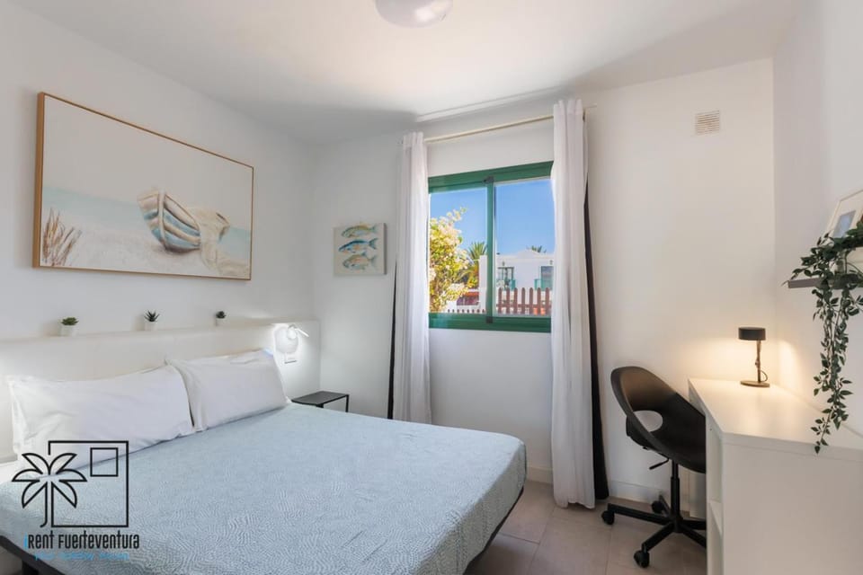 Bed, Bedroom, internet, towels