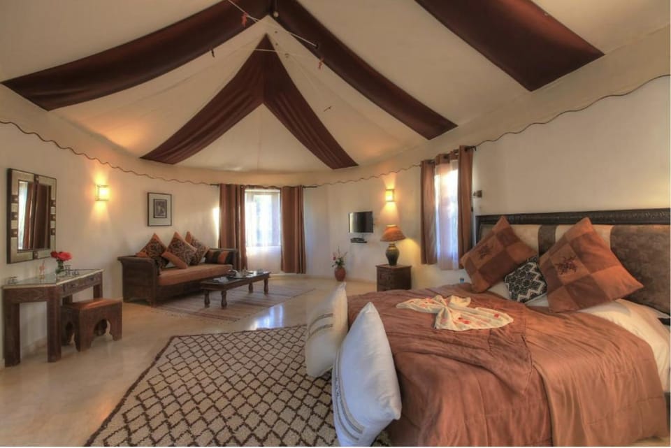 Bed, TV and multimedia, Living room, Photo of the whole room, Seating area, Bedroom