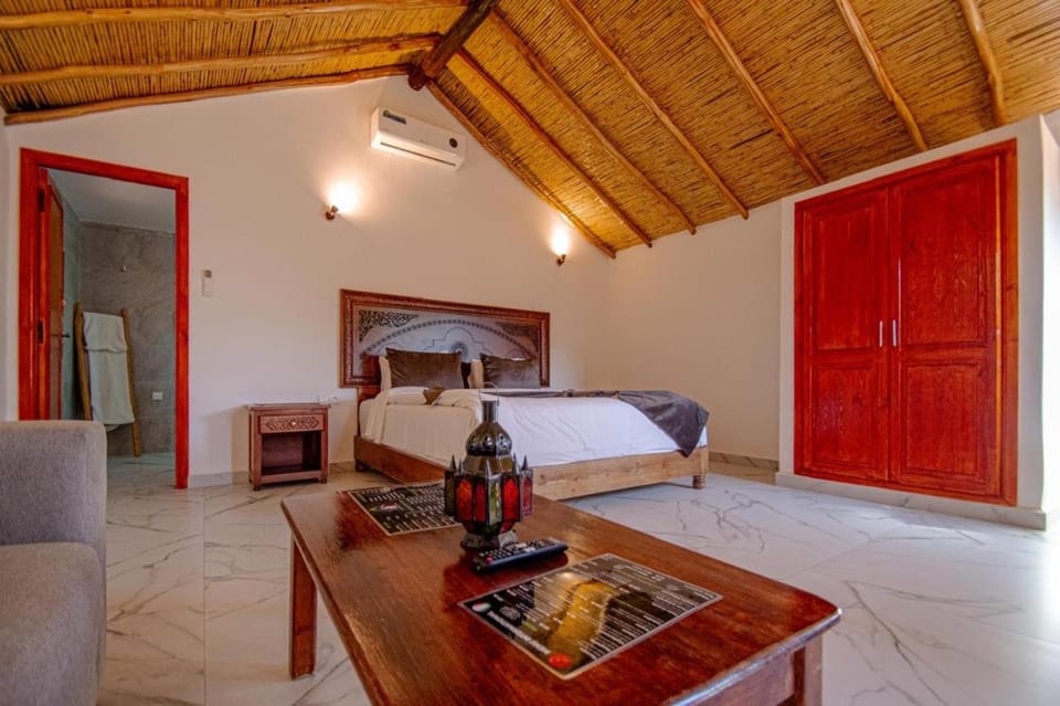 Bed, Living room, Photo of the whole room, Bedroom