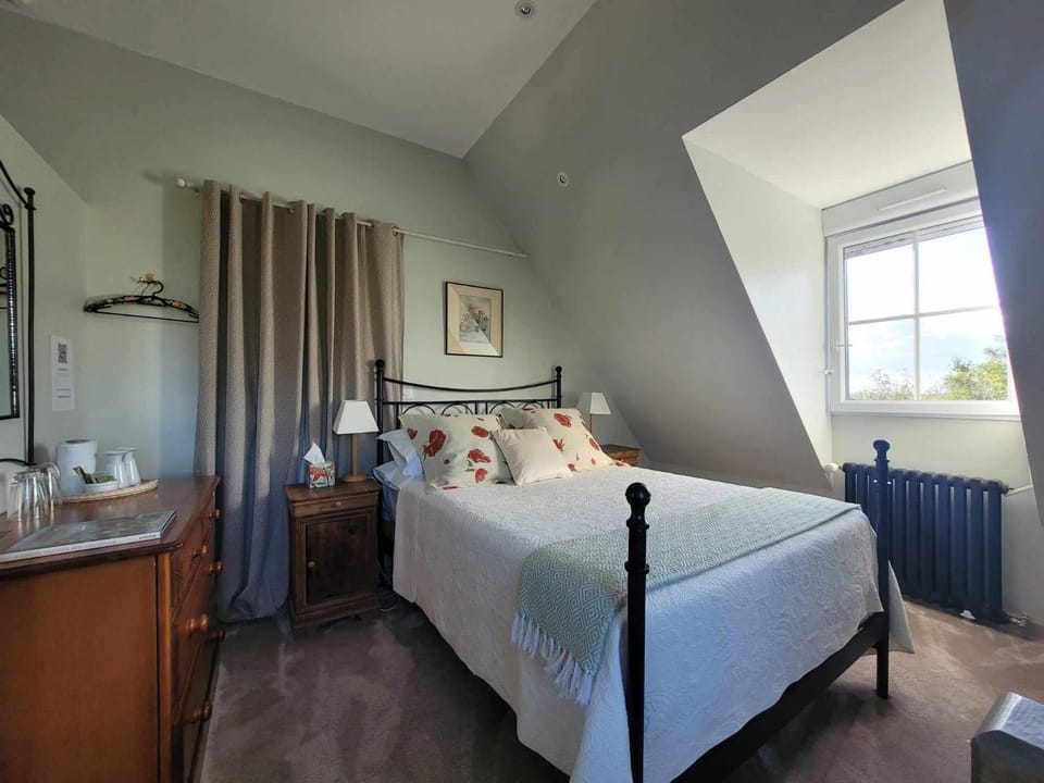 Bed, Bedroom, hair dresser