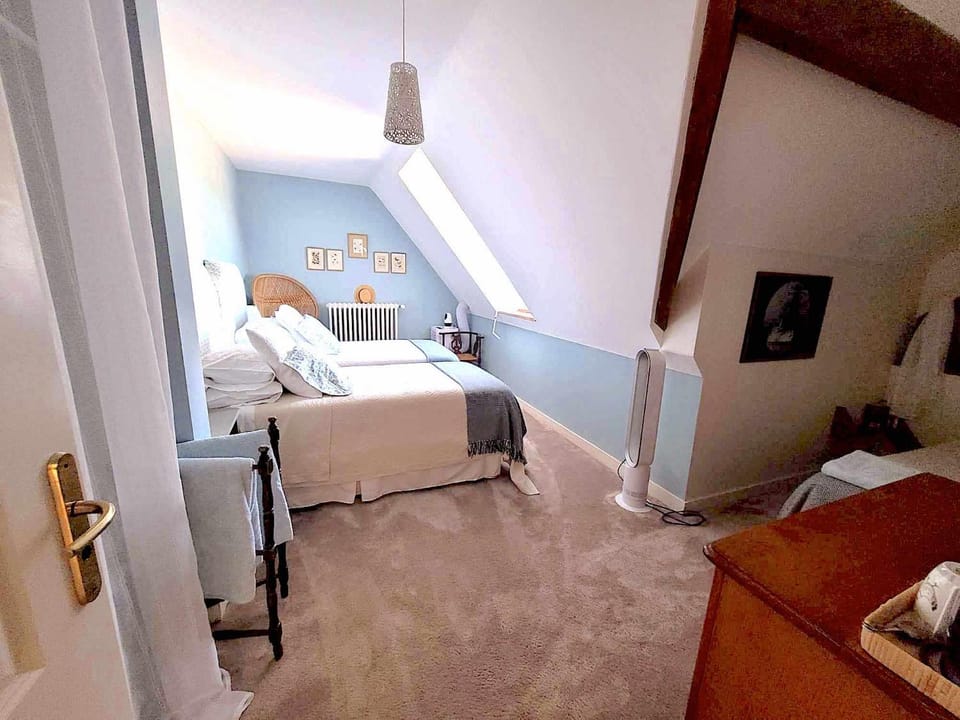 Bed, Bathroom, Coffee/tea facilities, Bedroom, Guests, Meals, Breakfast, Continental breakfast, Dinner, Drinks, Alcoholic drinks, Non alcoholic drinks, group of guests, fireplace, furniture, heating, internet, locker, soundproof, towels, laundry, air conditioner