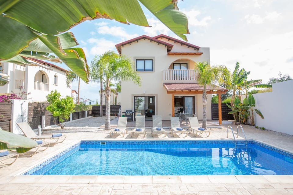 Property building, Garden, Swimming pool