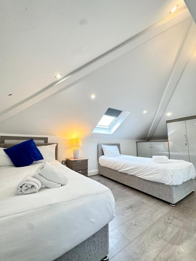 Bed, Bedroom, towels